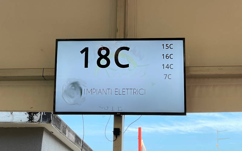 Il TV della sagra che mostra i numeri degli ordini pronti al ritiro